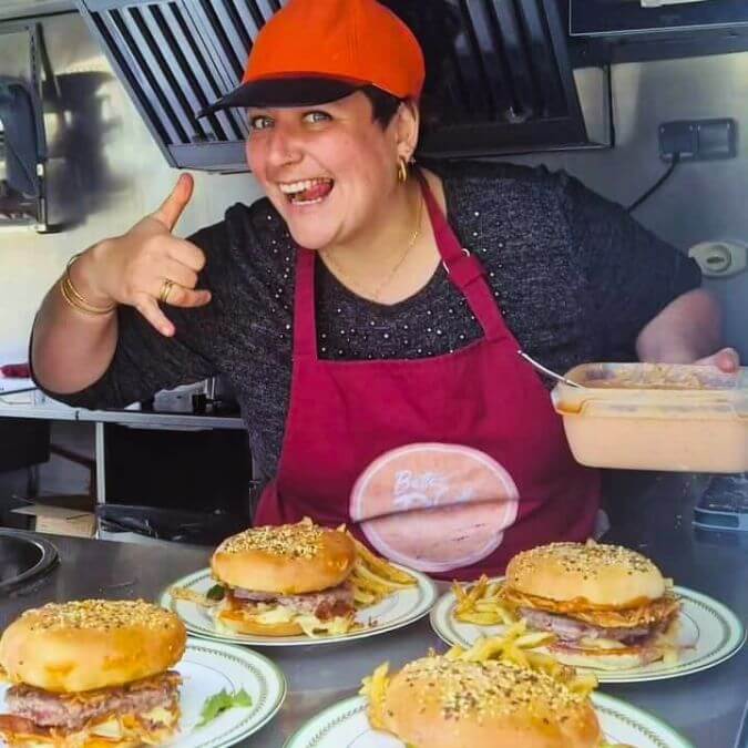 Florence devant ses burgers.