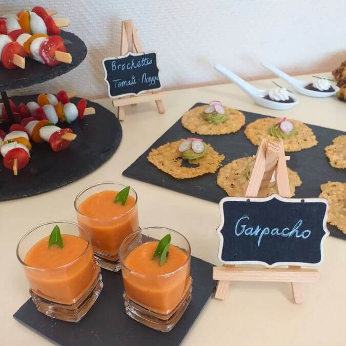 Mini brochettes, gaspacho, tuiles au fromage